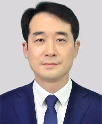 80后的刘兆军，近日出任山东大学威海校区的校长，实现了年轻化换代。刘是1981年