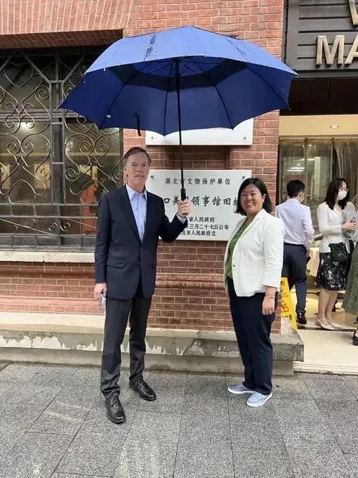 不到长城非好汉！伯恩斯当了回好汉，发了好汉文～
美国驻华大使伯恩斯10月11日发