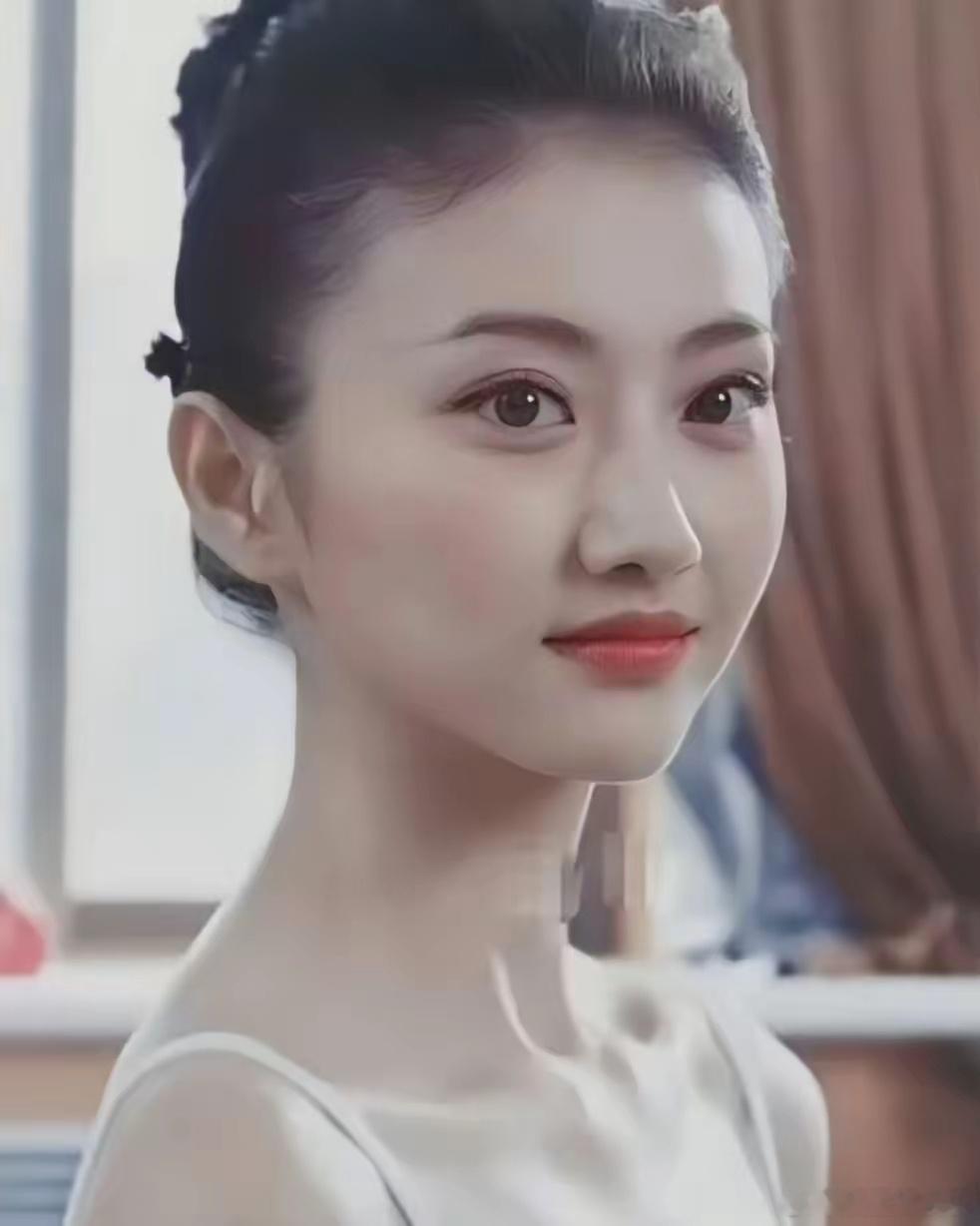 像景甜这样的大美女，想要破除“红颜薄命”这个魔咒，只有两件事：1，家教好。2，多