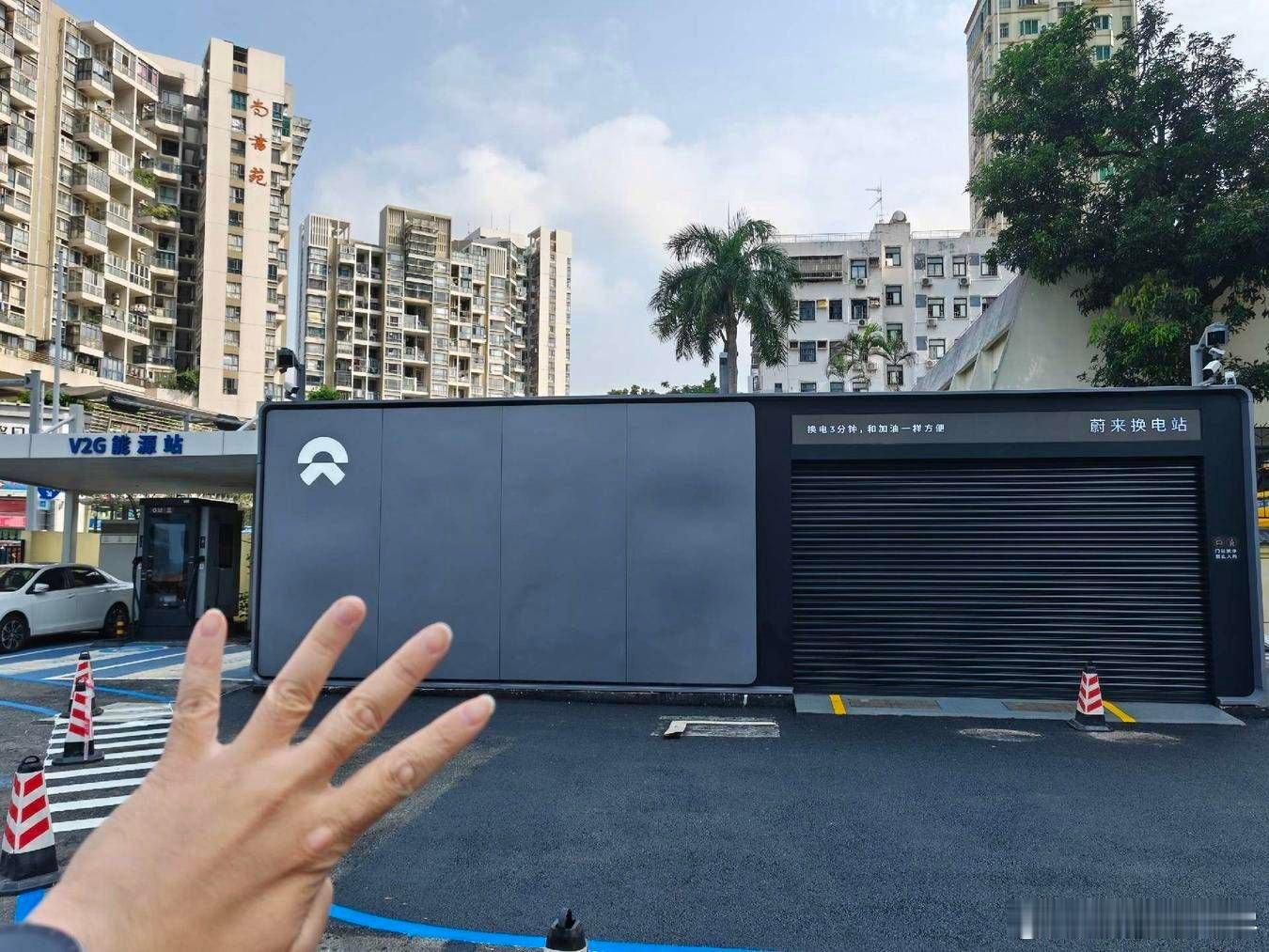 新出行社区 偶遇深圳第一座蔚来五代换电站！ 说的正面4块面板和边缘直角非圆弧过渡