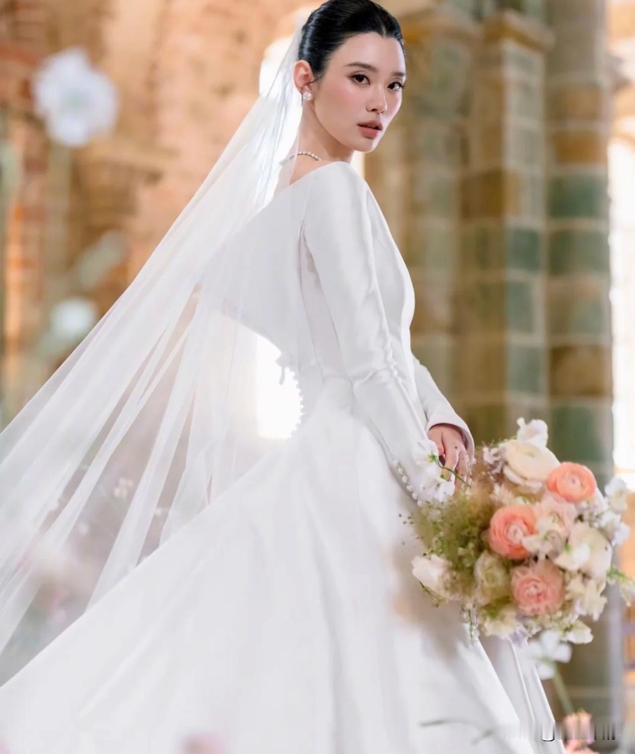 赌王家族阅尽奢华，奚梦瑶大婚摒弃繁复闪钻婚纱，选极简缎面款正是豪门审美：大道至简