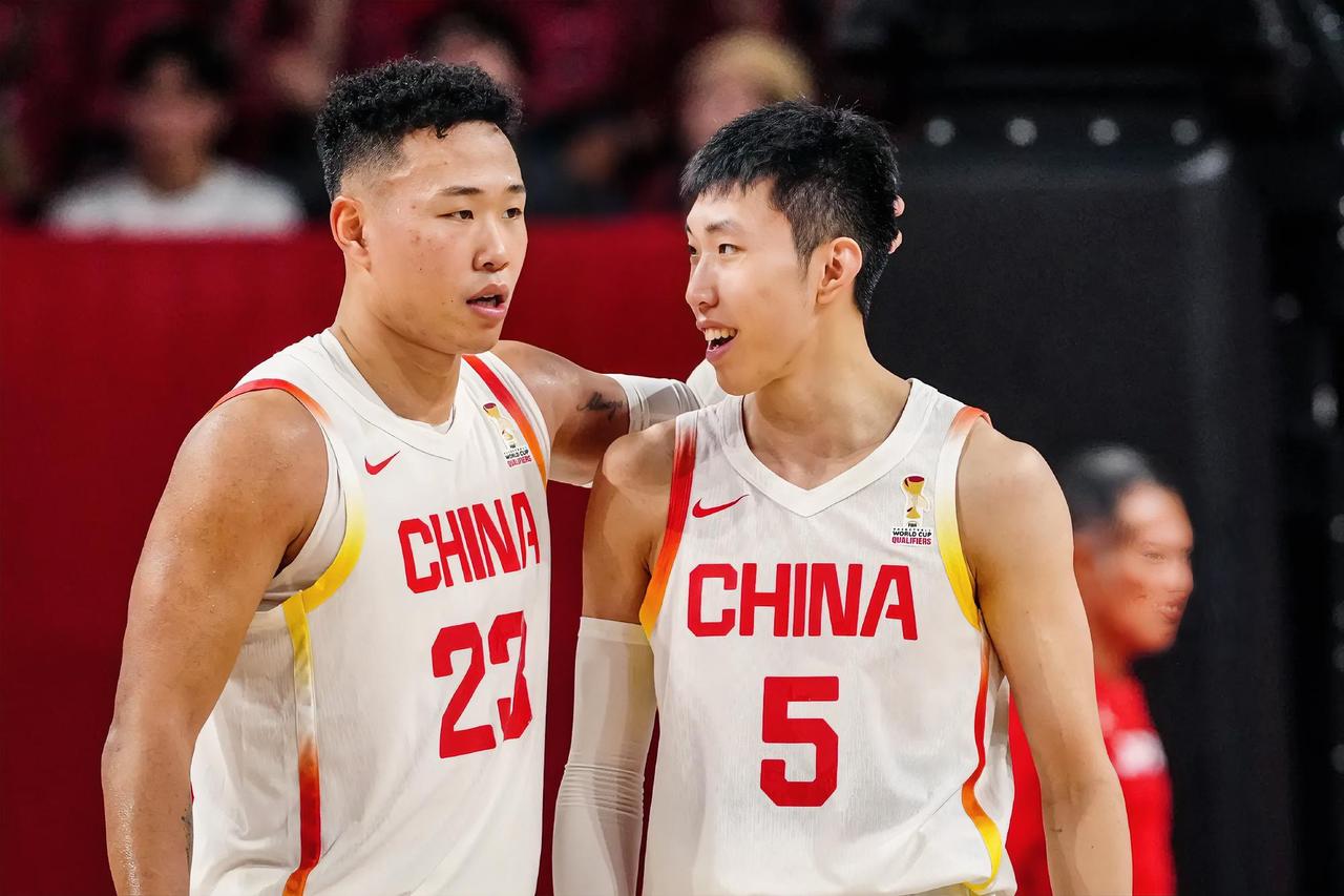 中国男篮贺希宁终于大爆发了一回！在今天中国男篮对阵喀麦隆男篮的邀请赛中，目前第三