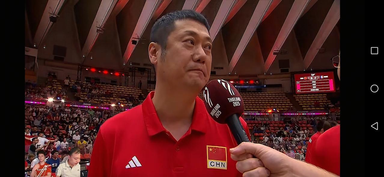 连输两局，中国女排主教练赵勇局间接受采访时提到：我们的队员们打得太紧了，希望后面