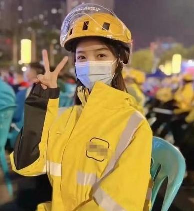 “脸都不要了！”上海，女子是00后女骑手，她给一20多岁男顾客送餐，对方看她长的