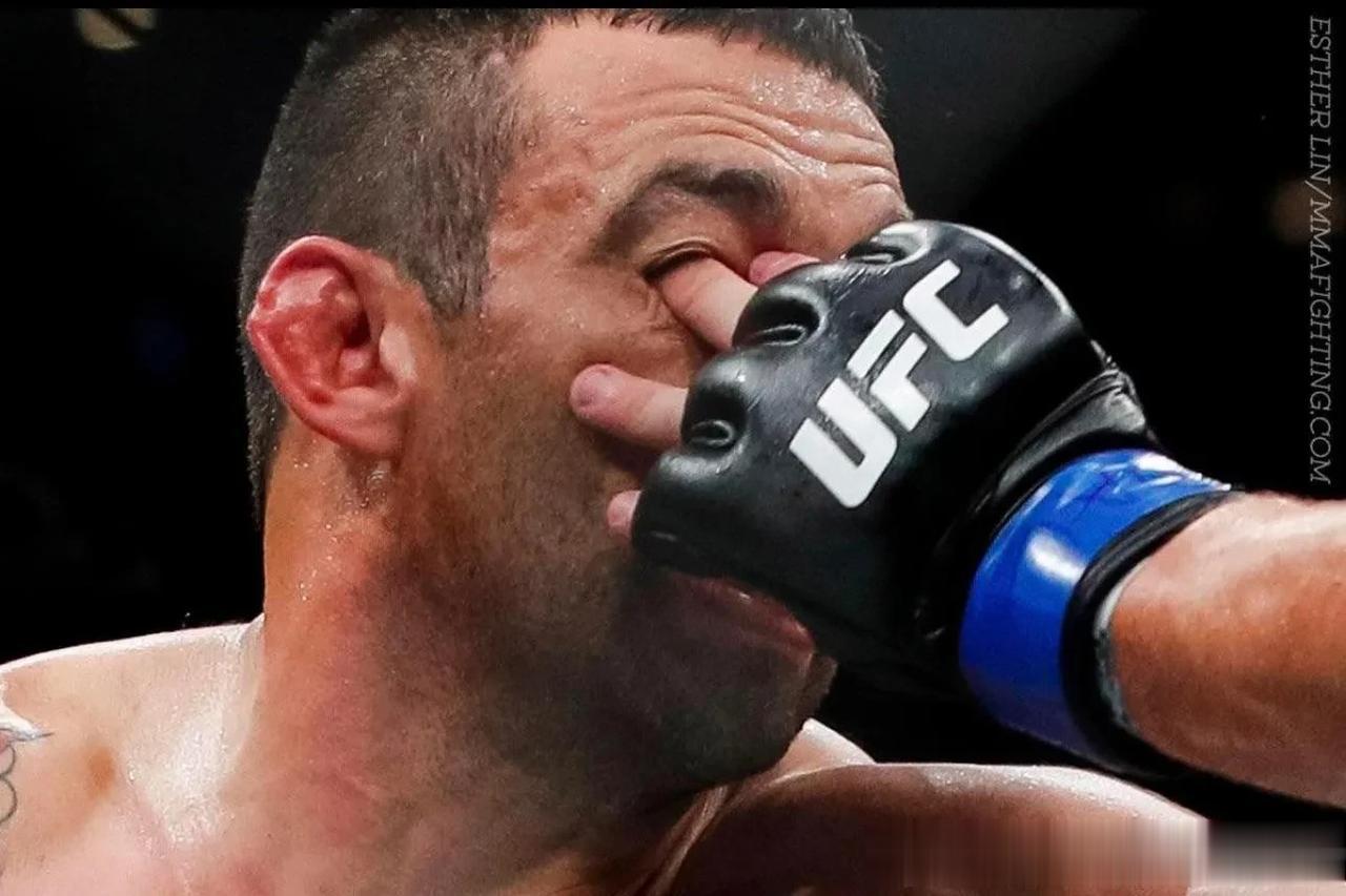 昨日外媒，UFC终极格斗冠军赛，在选手激烈对抗时意外抓拍到的惊悚一幕……