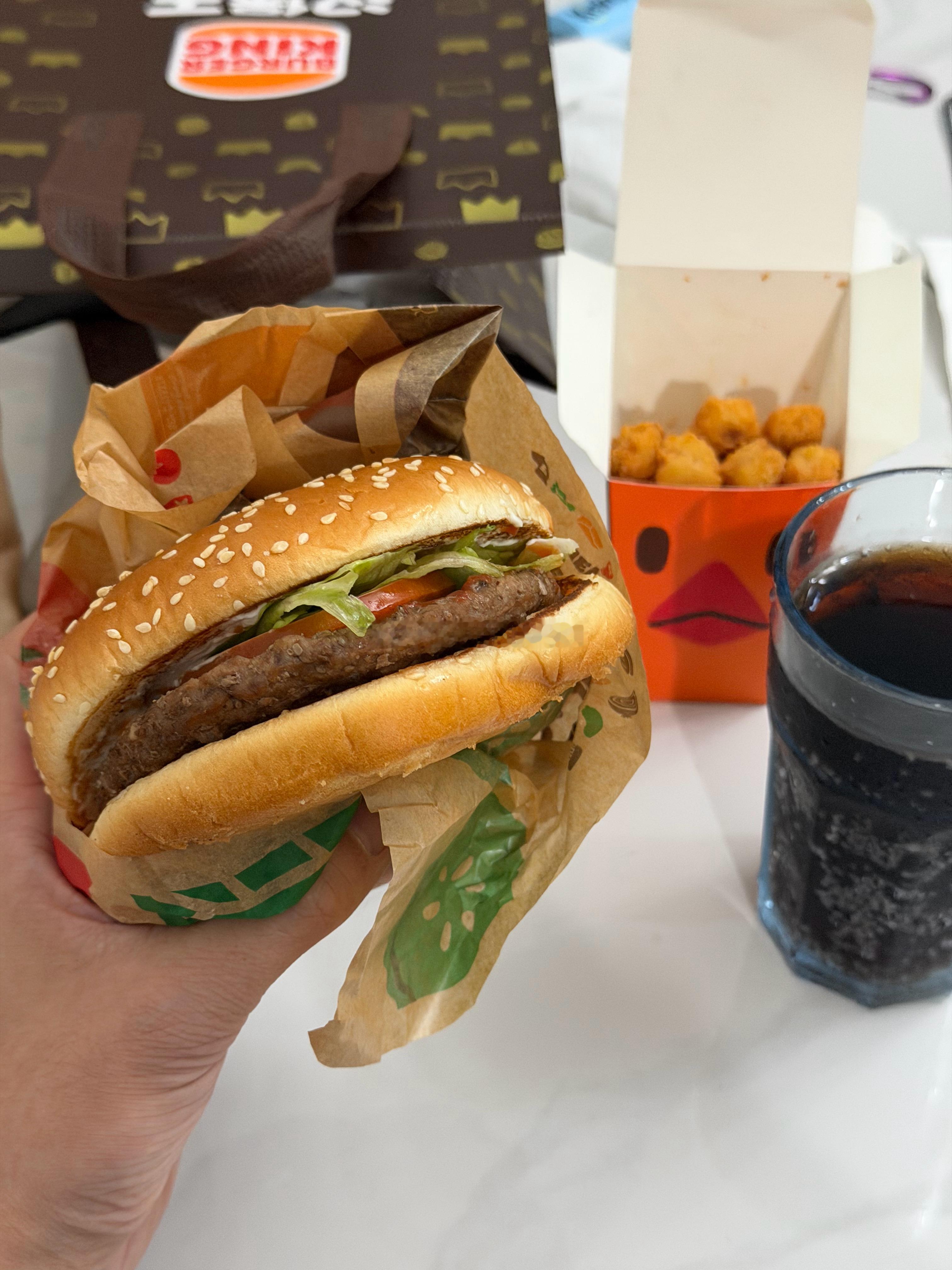 突然好饿  点了个汉堡 还的是汉堡王的汉堡大 ​​​