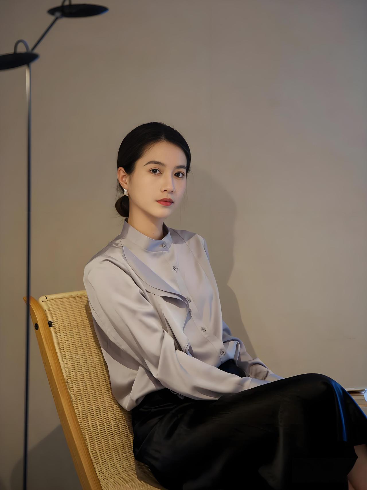 怎样穿搭知性又显身材?

知性又显身材的穿搭思路，关键点是 : 不暴露、不幼稚，