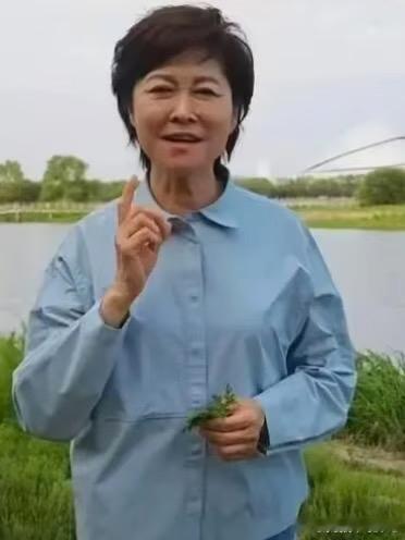 这是敬一丹最后一次公开露面的照片。当时她在家乡哈尔滨拍摄关于哈尔滨的文旅短片。状