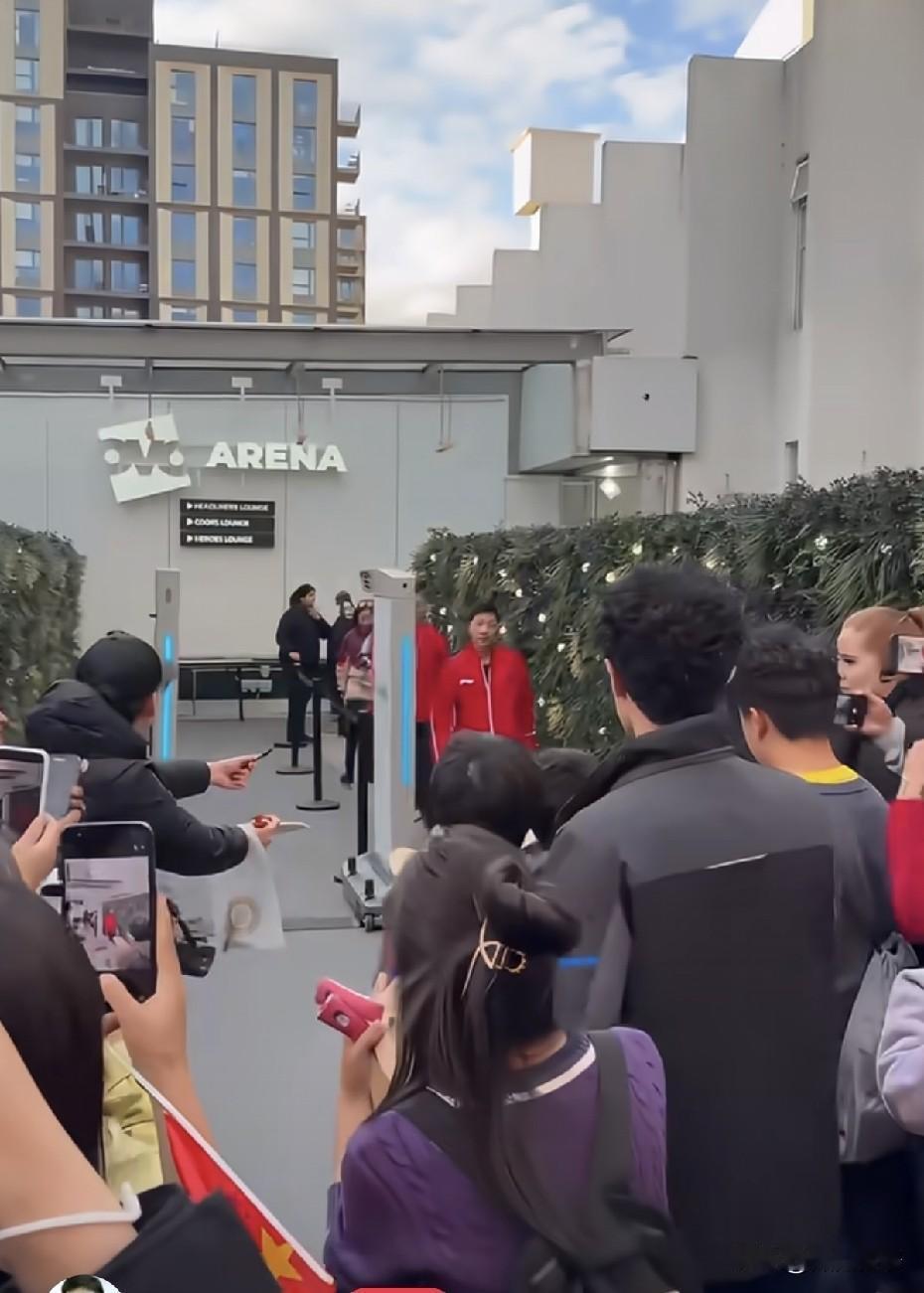 马龙跑上车跟围着他的球迷说说：“王楚钦要出来了。”说完他自己都笑了，看得出这关系