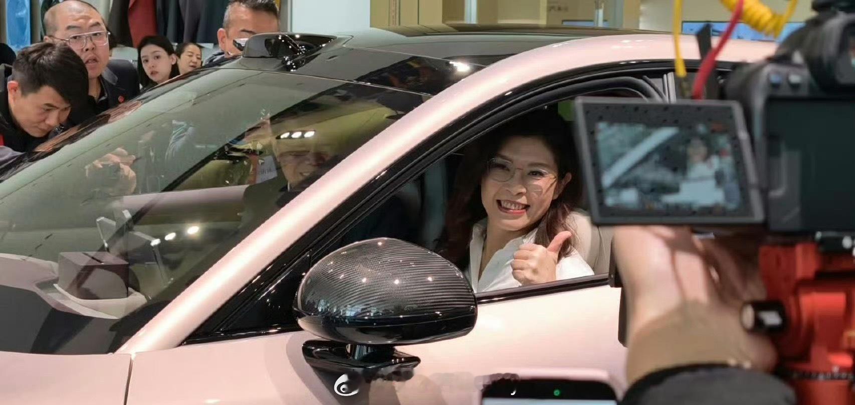 郑丽文试乘小米汽车 难得一见她什么感受？ 