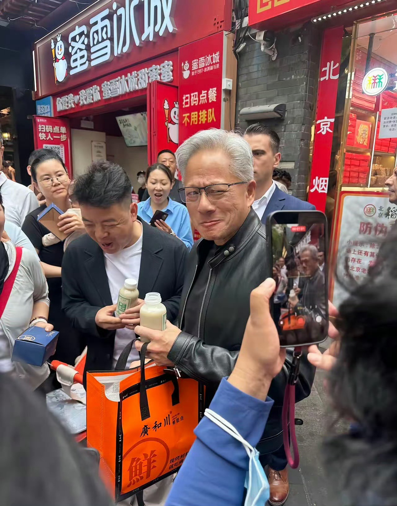 黄仁勋喝豆汁儿直皱眉大佬也顶不住的北京“生化武器”😂一喝一个不吱声，只能眼神体