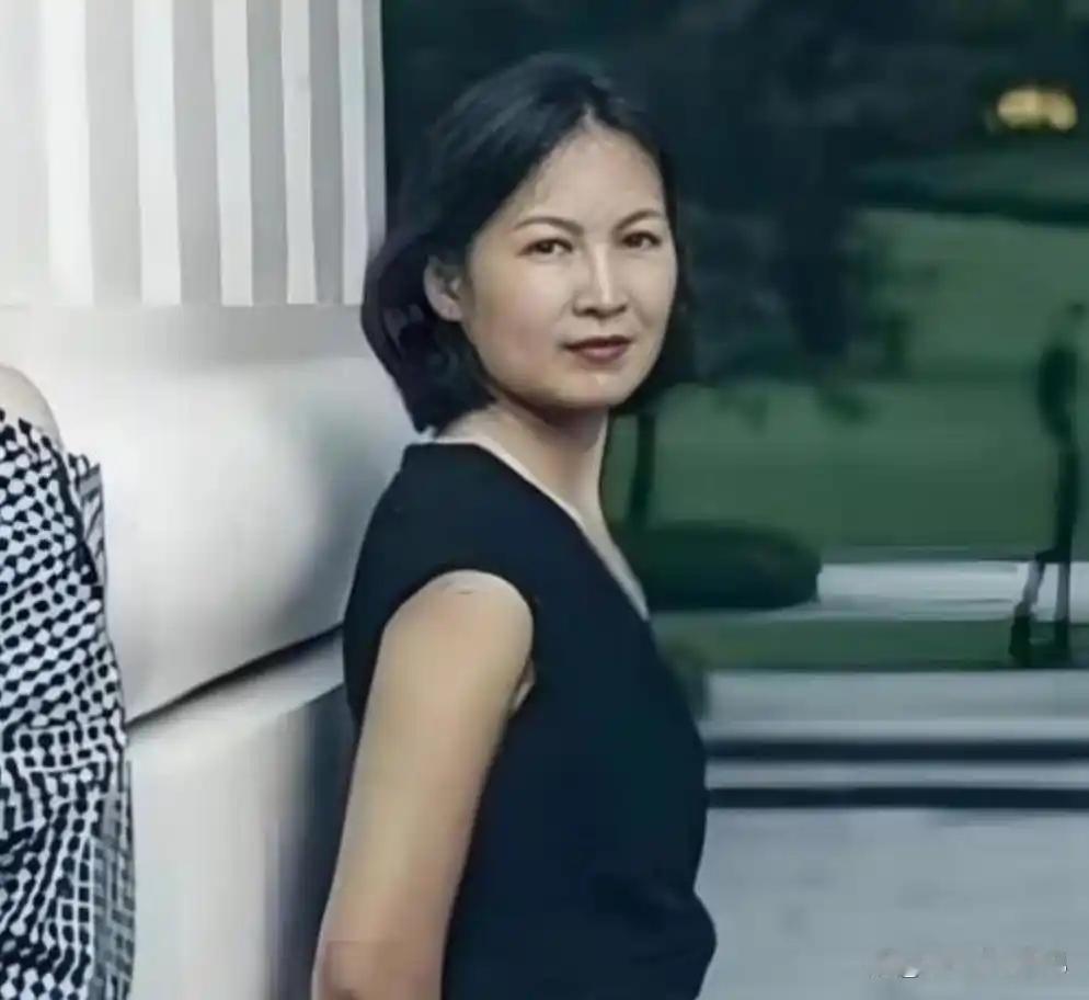 原来她是姚安娜母亲，曾是任正非秘书，如今相夫教子女儿跟她姓 
