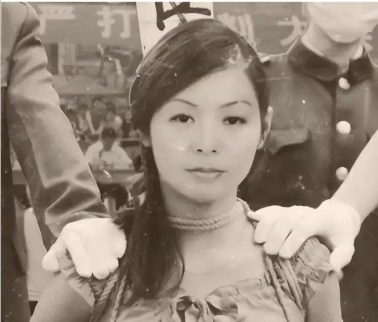 1983年，一女子在河里洗澡，却因此被判死刑。临死前，女子望着天空、绝望地说了一