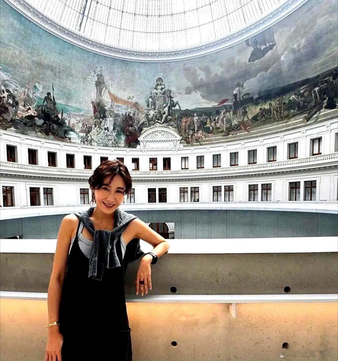 这个女人活成了所有嫁入豪门的女明星的噩梦。不靠美色拴住男人，不用生儿子巩固地位，