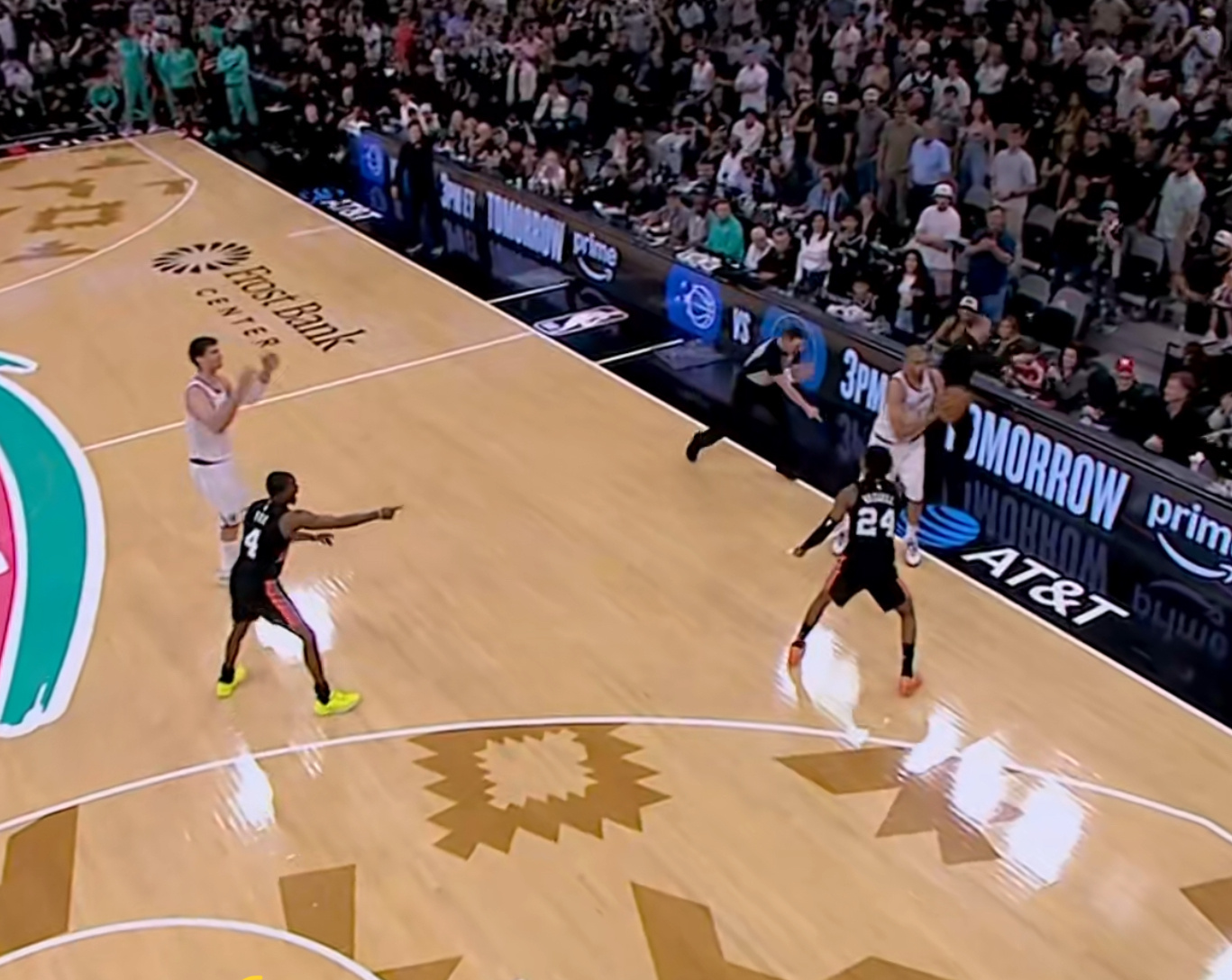 这球失误的，真给我卢指导气完了！ 文班最后表情说明一切，快船这球节目太多了，被逆