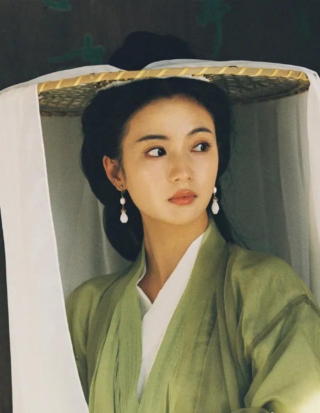 咸鱼飞升里面张雅钦妆造不错，人设也挺好的，后面就没好本子了。 ​​​