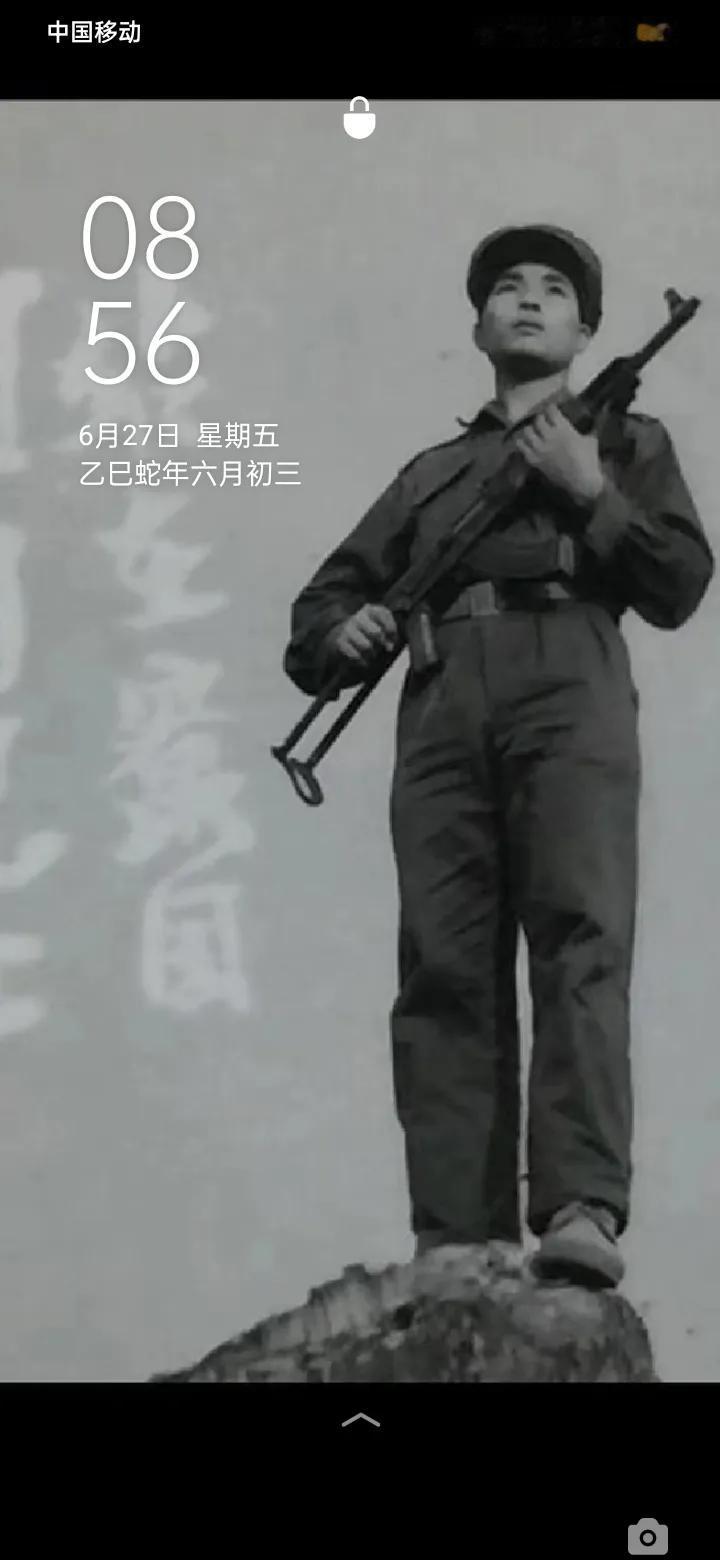 双腿发抖还在站军姿？

这15天，把懒散少年变硬核战士。

迷彩服湿透，没人喊停