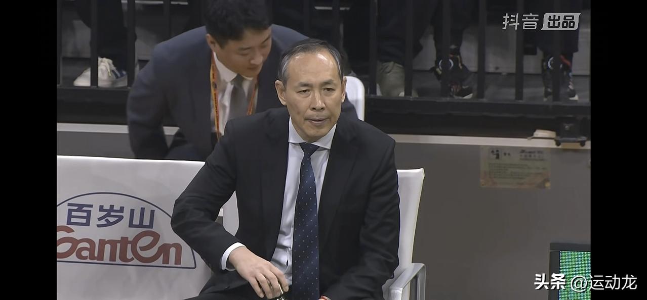 莫兰德一人打爆北汽周琦+麦基！
辽宁队半场45:37领先北京北汽8分。
拥有CB