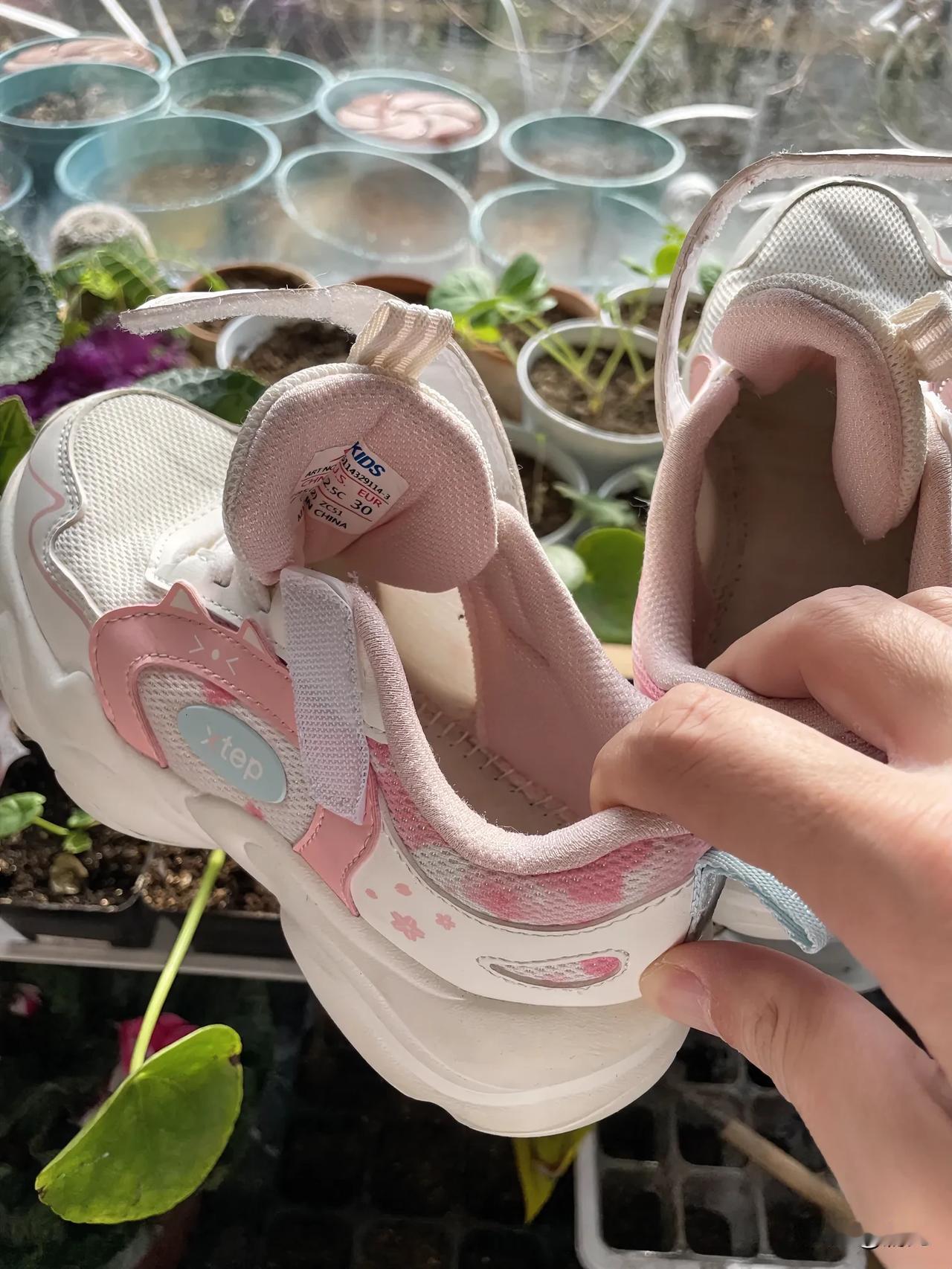 特步的做法让我很震撼！
给孩子买了两双特步的童鞋，马虎地丢了一只鞋垫。网上到处找