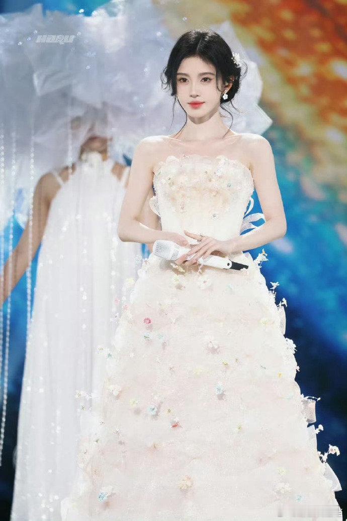 鞠婧祎江苏卫视春晚路透  路透里鞠婧祎美得不像话，期待她在江苏春晚舞台的独特演绎