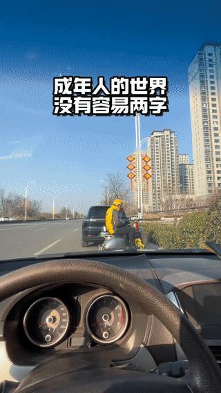 一个馒头就着一瓶纯净水！
这就是一个外卖小哥平凡的一餐？
外卖员其实是一项非常辛