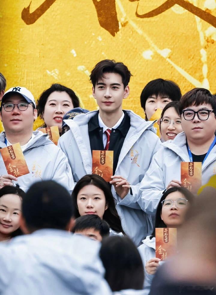 他一直是“真性情”和“会说话”的拉扯。他这种少点套路、多点真实的性格，也成了路人