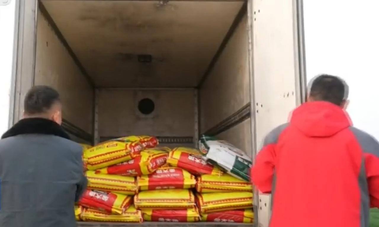 春耕时节，各地全力保障农资供应。工作人员加紧调配种子、化肥等物资，及时运送到田间