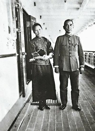 1925年，孙中山临终前，突然握住宋庆龄的手安慰说：“亲爱的，别伤心，我的遗产全