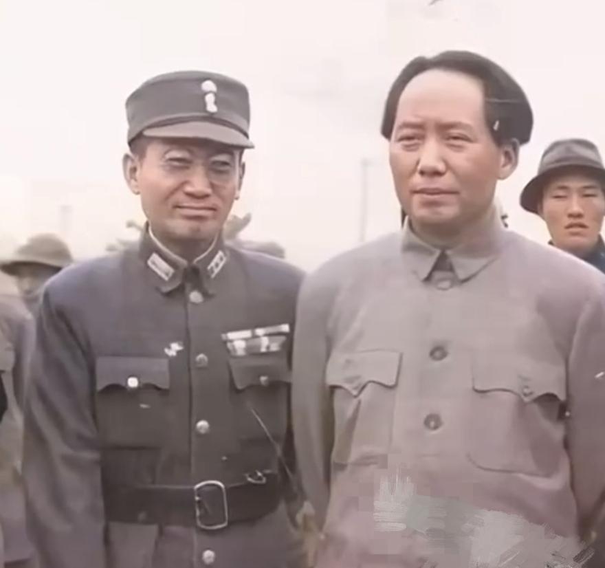 月10日重庆谈判期间，除了周恩来副主席寸步不离的保护毛主席的安全，另外还有一位国