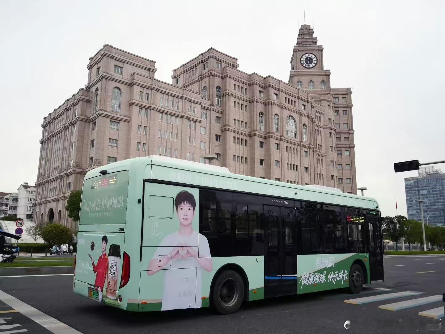 球迷认可孙颖莎东方美人立意突破传统审美，赛场锋芒、逆境韧劲、谦逊品格才是内核。香