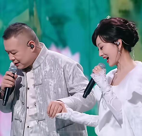 果然还是男人最懂男人！我问我老公，春晚上怎么是赵雅芝牵岳云鹏的手而不是岳云鹏去牵