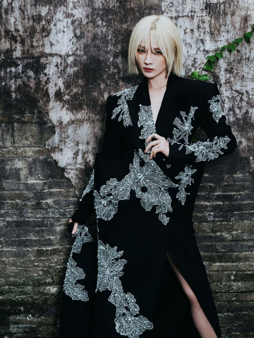 孟佳把深V穿成了小V 在最新出发图中，孟佳以重新解构的深V造型亮相。冷冽妆容与古