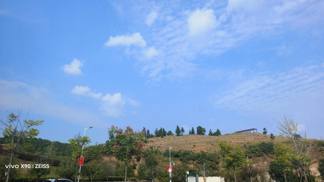 #随手拍一张风景照#蓝天白云黄土坡，只要是晴天🌞，家乡的原风景随便拍拍都好看呀