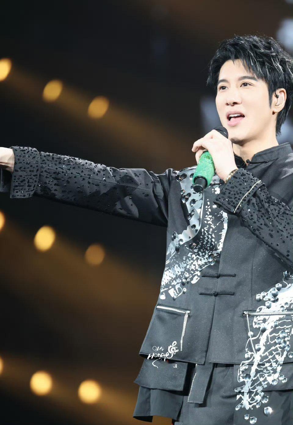 王力宏的歌好听不好唱具象化了王力宏的歌如同璀璨星辰，悦耳动听却难驾驭。有歌手练《