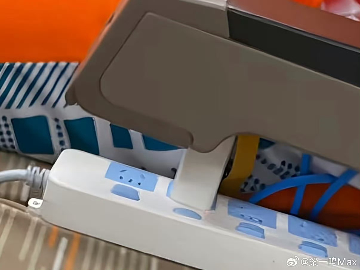 没有电就没有纠纷，实在不行用共享充电宝。12306回应乘客在高铁上用排插