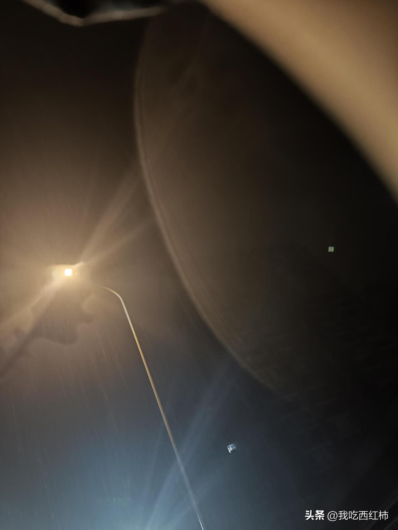 昨天晚上老公妈妈下班回来让我回屋看看我的金子丢没丢。我赶紧跑到我的房间翻找了起来