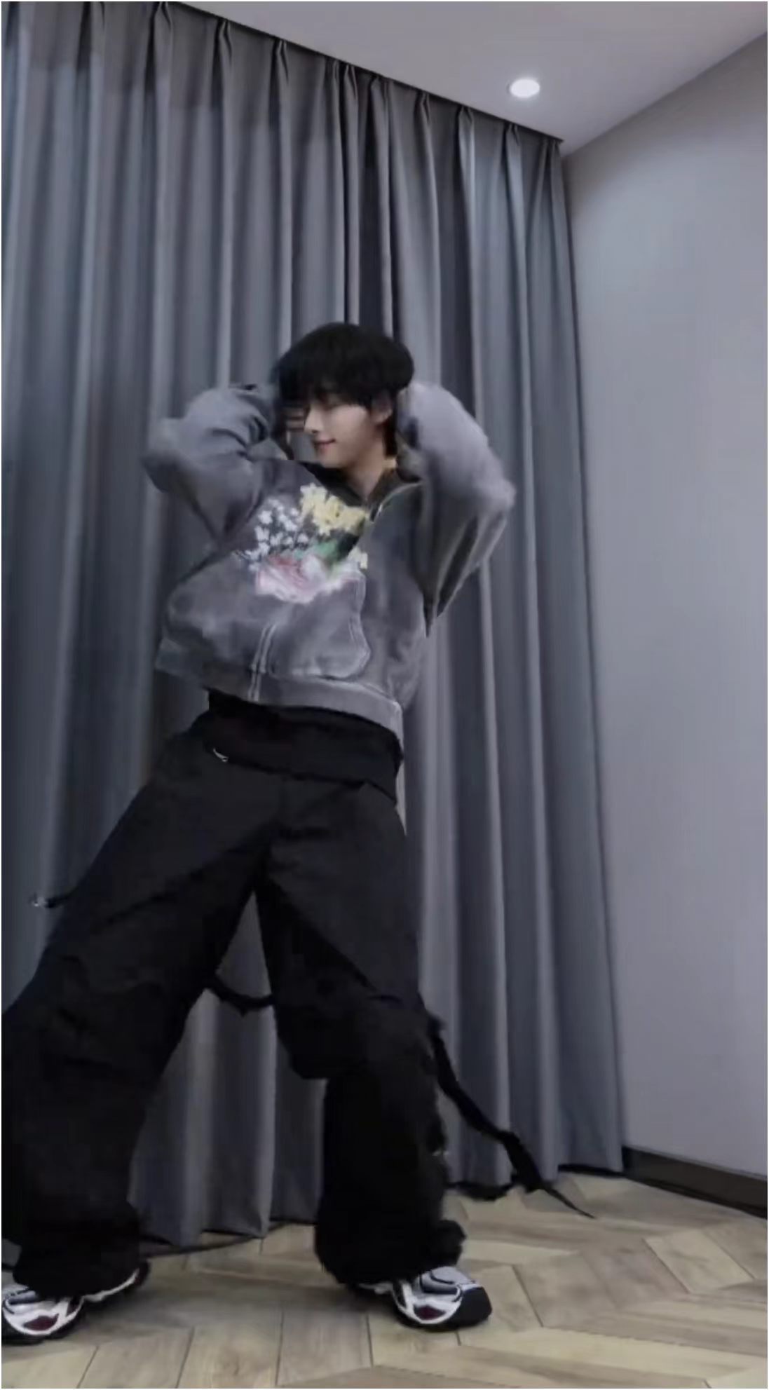 丁程鑫展示网速丁程鑫网速快到离谱，跳完舞蹈立刻发布，弯腰不是赔笑的封面超吸睛，扭