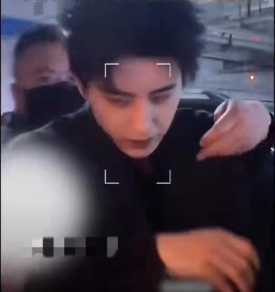 敖瑞鹏被私生粉围堵拦车，导致到达活动现场时迟到15分钟，也不知道这些私生粉是从哪