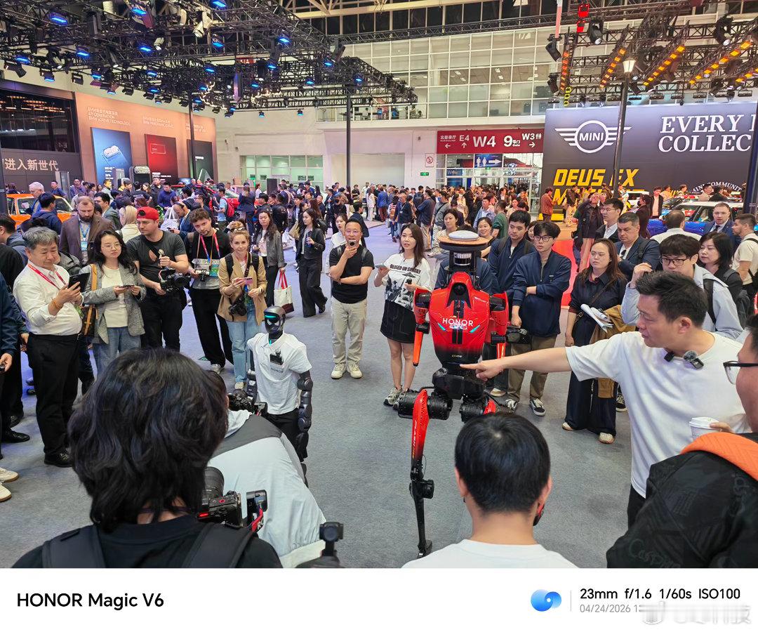 卷王实锤！荣耀机器人刚跑完半马拿了第一，连汗都没擦就去北京车展兼职车模了？😂之