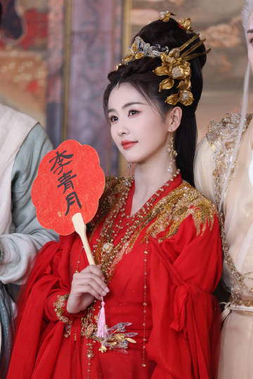 今天是红衣李青月，白鹿真的好适合红色啊啊 ​​​