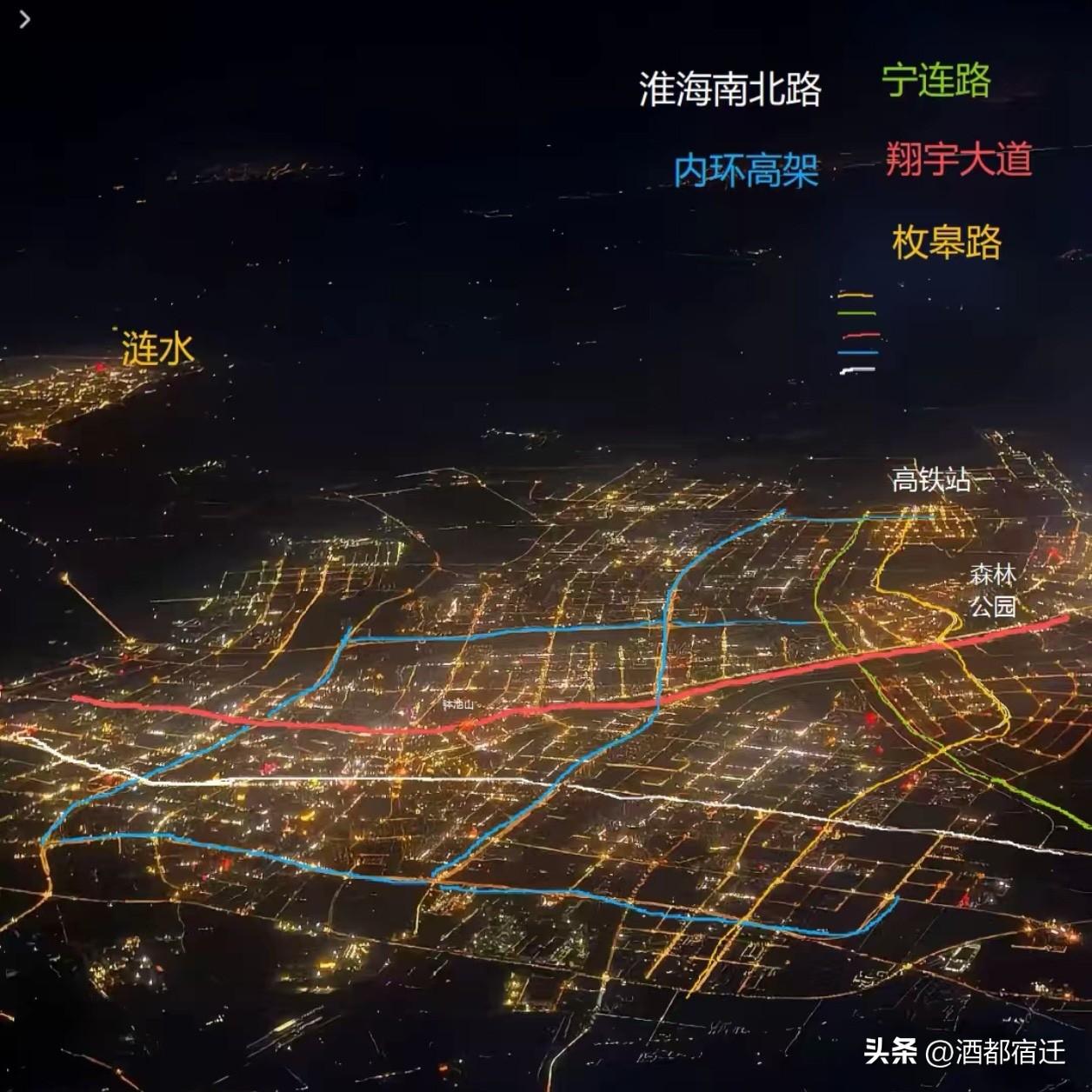 从航拍夜景中可以直观地看到，涟水城区与淮安主城的灯火相互连接，地理距离极为贴近，