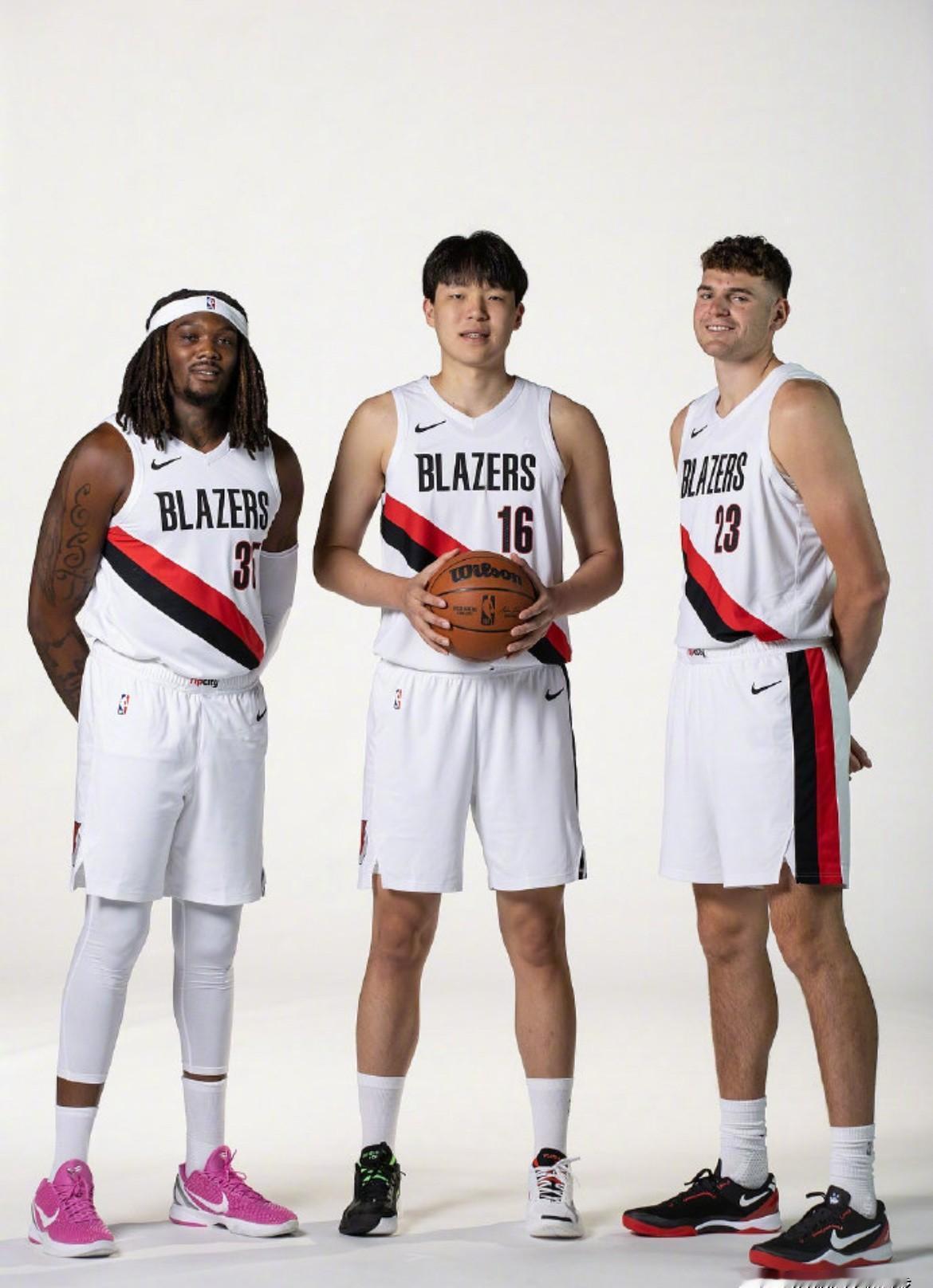 2米18撞上2米16。正面，碾压。
开拓者125-122啃下独行侠。
但胜负之外