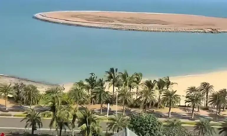 晚宴办在场馆外的草坪上，亚洲杯还在第一个比赛周，风却像晚了一个季节吹来，两个人刚