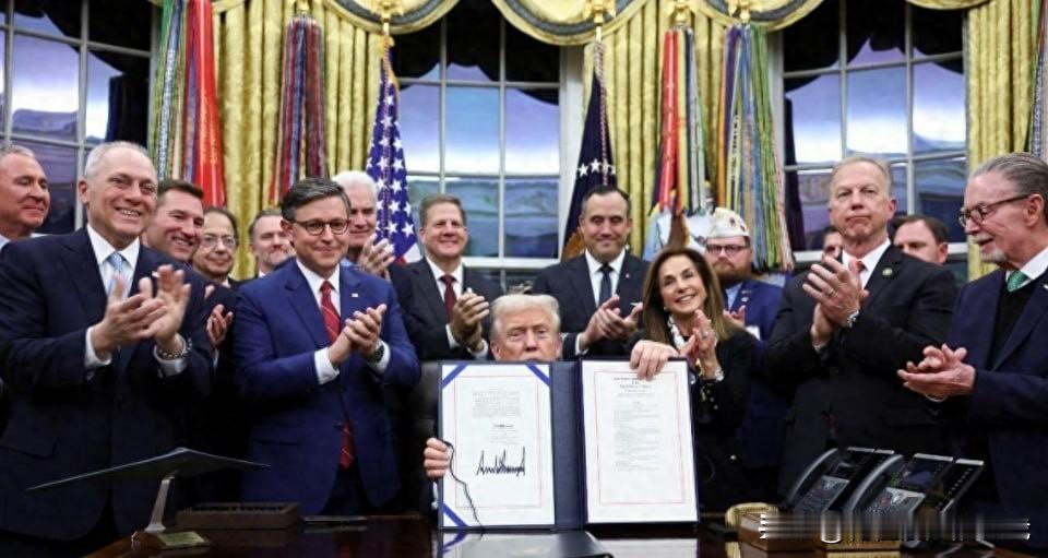 11月12日，特朗普签署短期拨款法案，终结了持续43天的联邦政府停摆，机构重启的