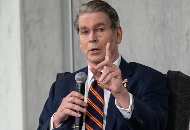 美国财长激动坏了：“中国再也无法卡我们脖子了”。
 
日前，美国财政部长贝森特前