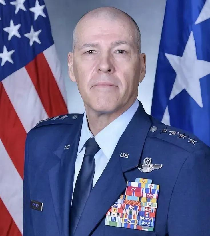 美军司令接连辞职，就在10月3，美国特种作战司令布莱恩.芬顿宣布辞职，并正式交出