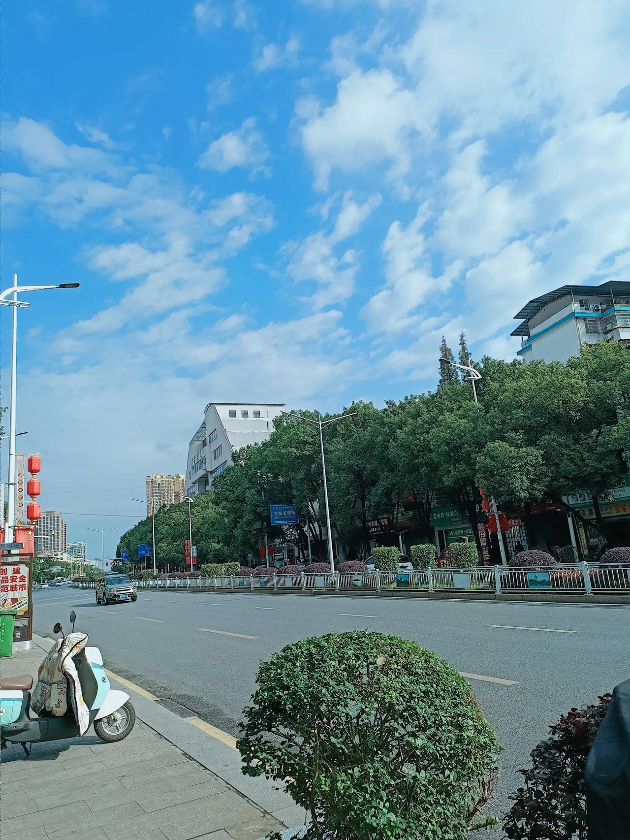 刚才正忙着来了个电话，接通后听到是个男人的声音 : 阿莲，我是李军，最近忙吗？