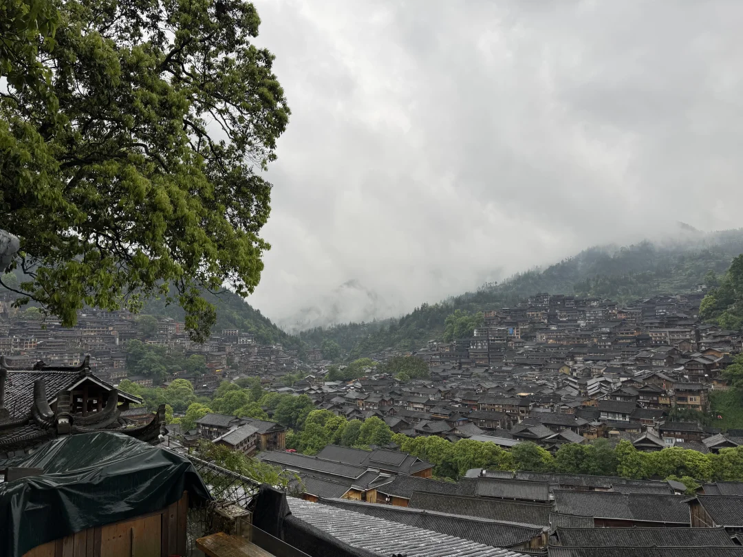 雨中苗寨