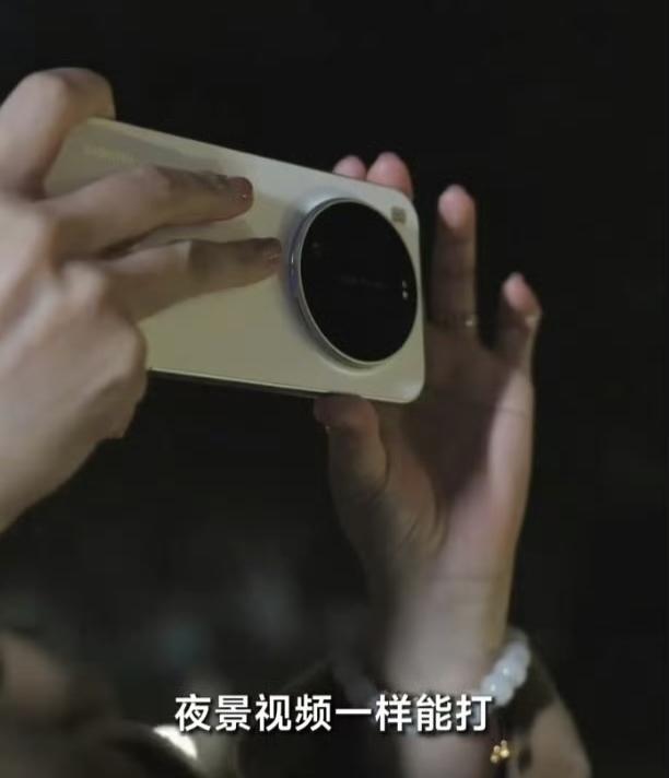 小米17 Ultra真机，大大大大大大摄像头，顶配版本敢不敢卖个9999元[吐舌