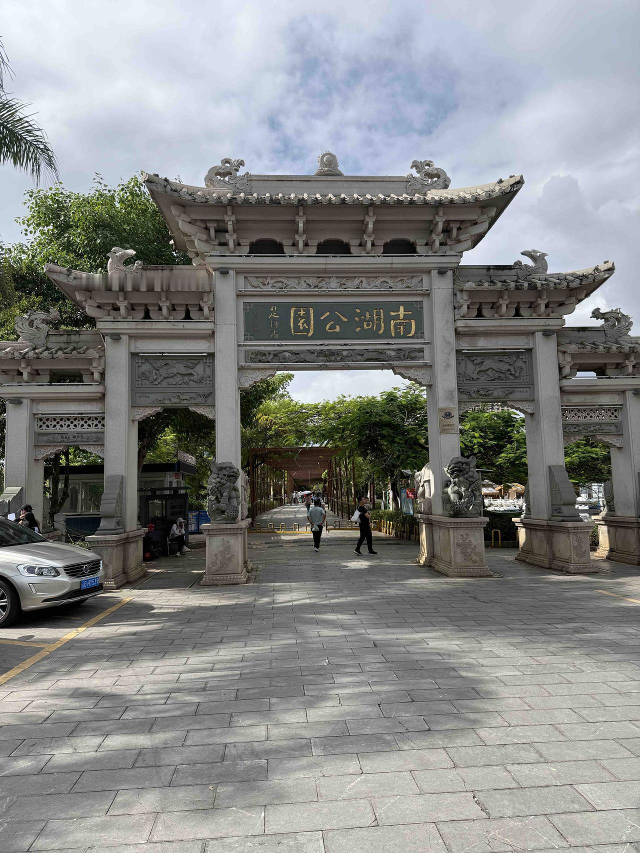 南湖藏古今
蒙自南湖，揽古城之灵秀，纳百年之风华。这里是过桥米线传说的温情起点，